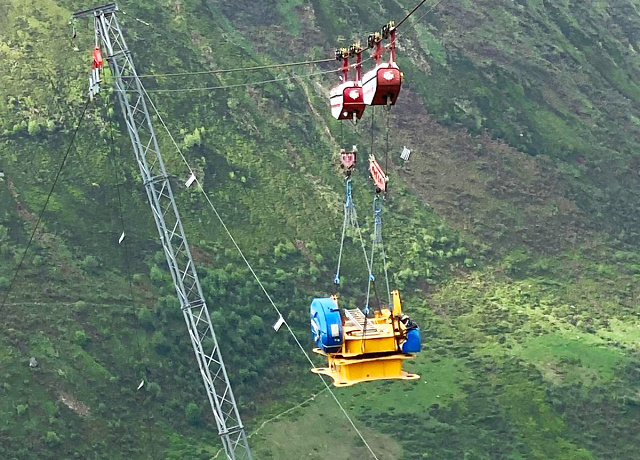 Kranmontage Igo T85A mit Seilbahn